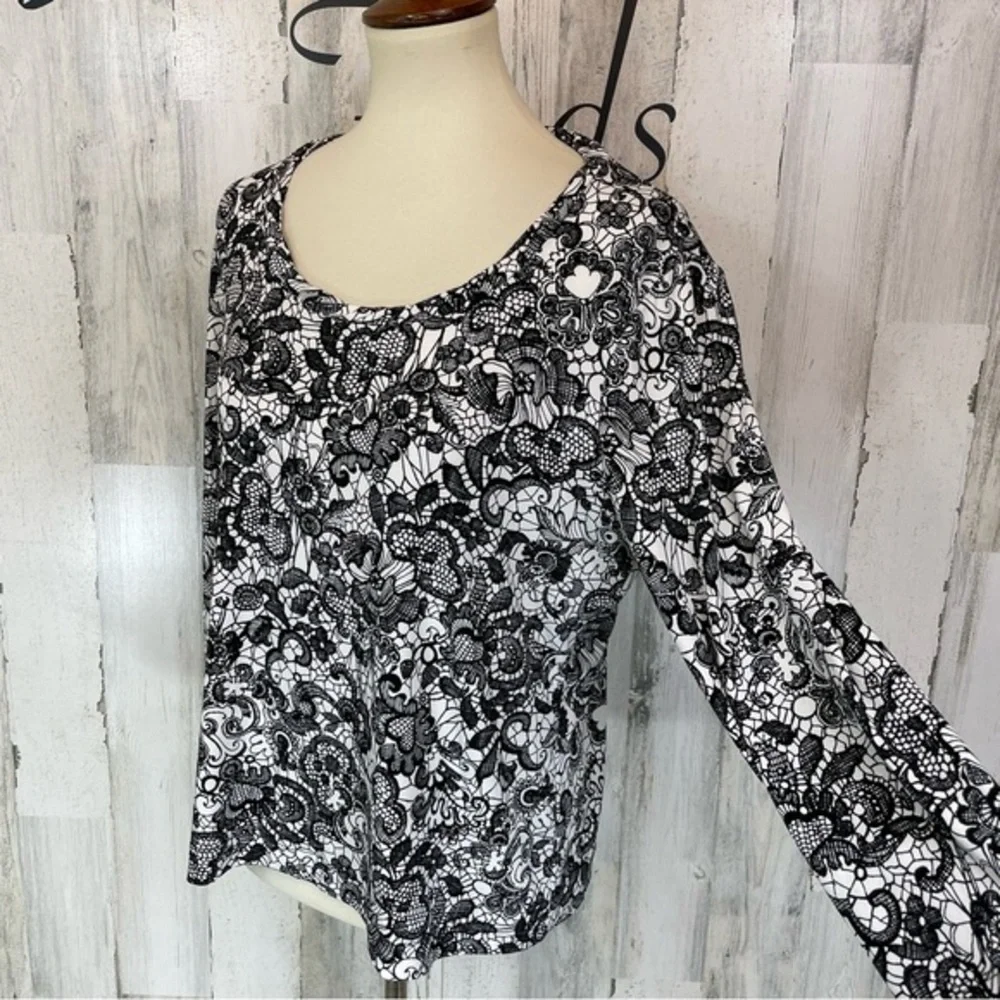 Chico’s Easywear Black and White Floral Lace Print Long Sleeve Scoop Neck Top
